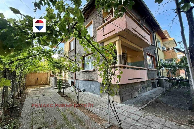 Продава КЪЩА, град Русе, Родина 1 • 226600 € / 443191.08 лв. • 61801943 1 — Holmes.bg Продава КЪЩА, град Русе, Родина 1 • 226600 € / 443191.08 лв. • 61801943 1