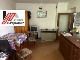 Продажба на четеристайни апартаменти в град Кърджали - изображение 3 