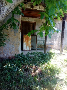 Продажба на имоти в с. Караполци, област София - изображение 1 