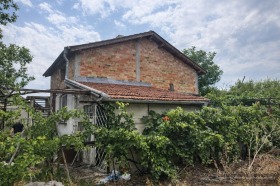 Продава Къща, с. Черни връх