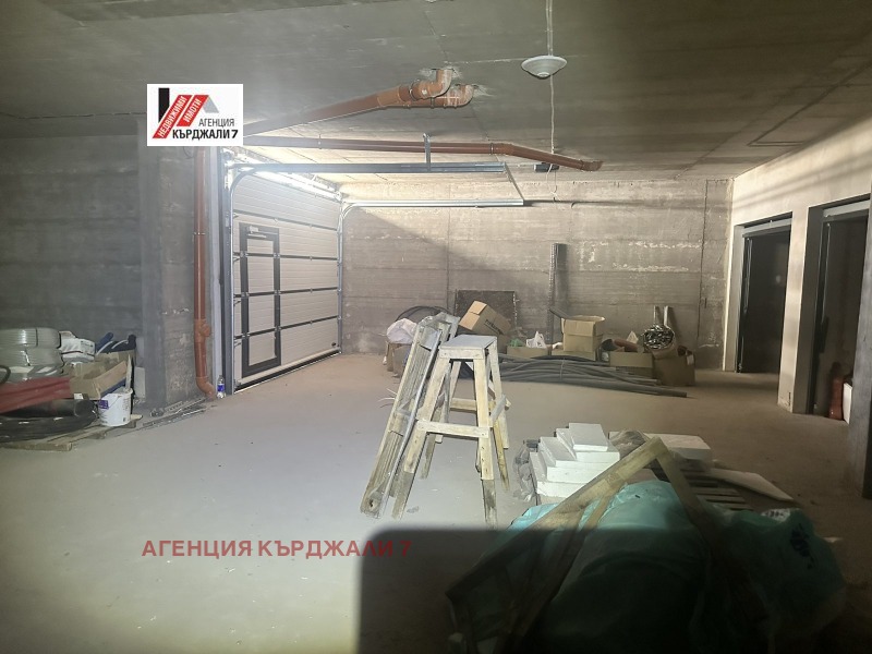 Продава ГАРАЖ, ПАРКОМЯСТО, град Кърджали, Възрожденци • 20500 € • 93497328 1 — Holmes.bg Продава ГАРАЖ, ПАРКОМЯСТО, град Кърджали, Възрожденци • 20500 € • 93497328 1