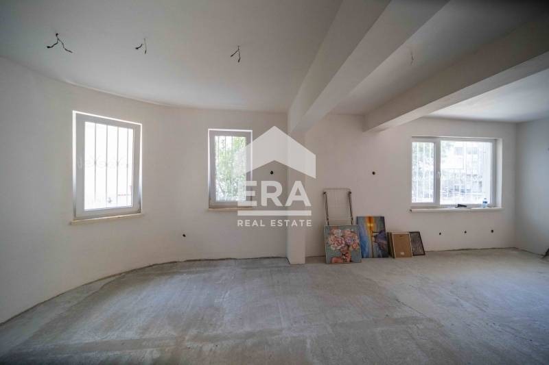Продава КЪЩА, гр. Варна, Център, снимка 2 - Къщи - 54740408