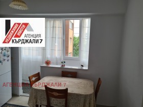 Продажба на четеристайни апартаменти в град Кърджали - изображение 9 