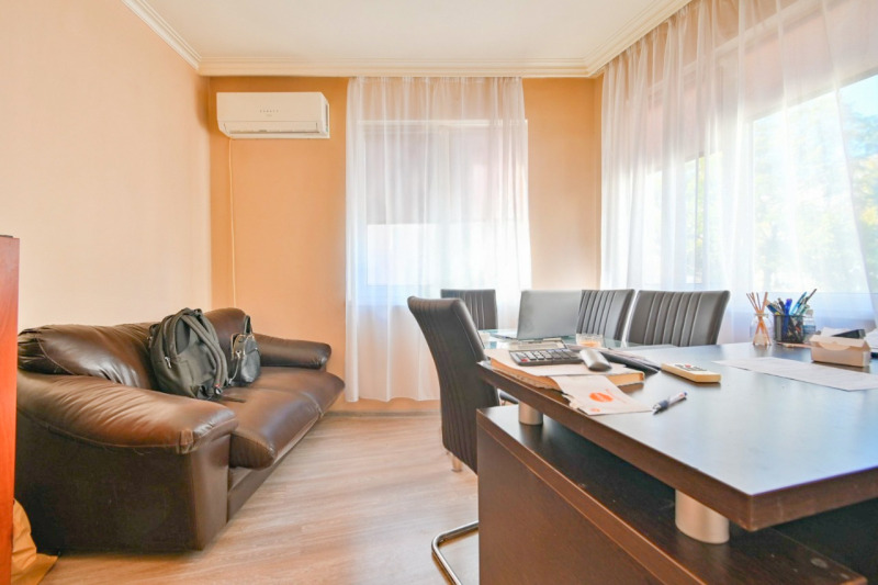 Продава  2-стаен, град София, Център •  259 900 EUR • ID 67358254 — holmes.bg - [1] 