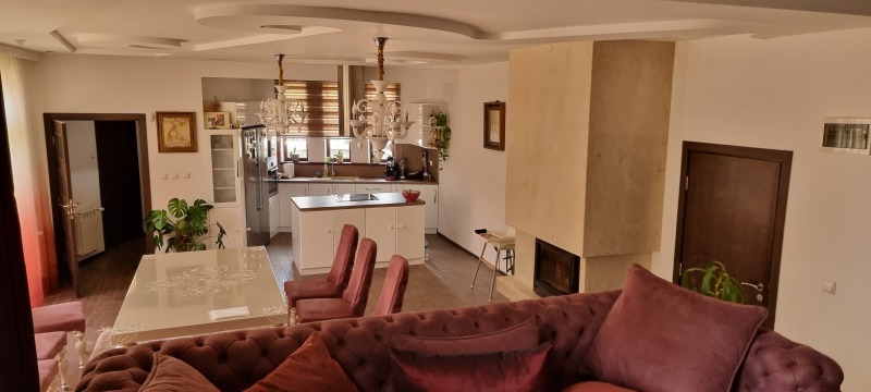 Продава КЪЩА в град Разград, Варош - 220 кв.м / 450 000 € » 880 123.50 лв., РОС -НЕДВИЖИМИ ИМОТИ