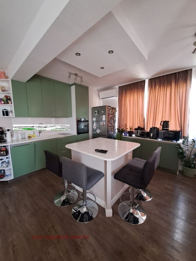 In vendita  2 camere da letto Plovdiv , Iugen , 104 mq | 93902950