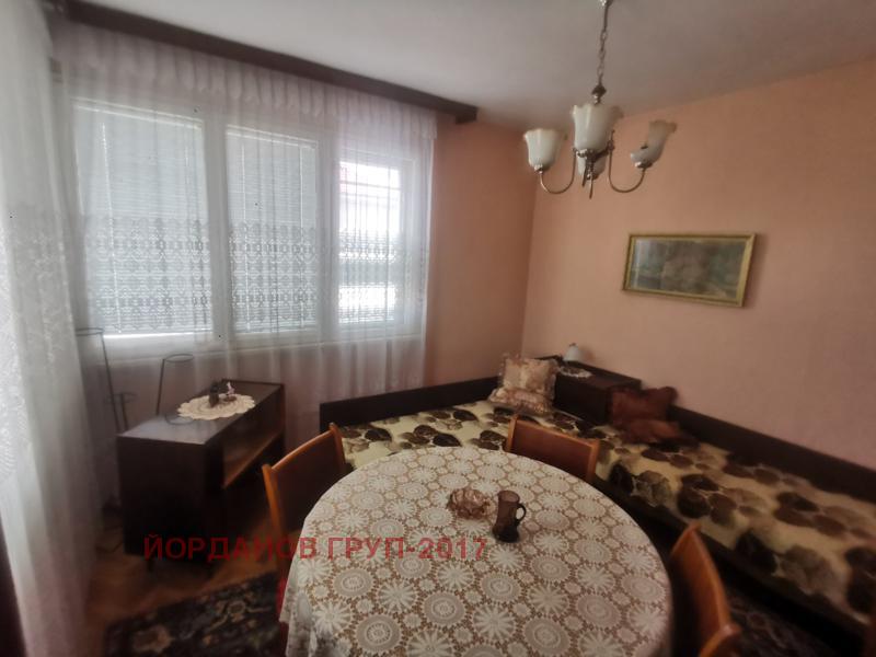 Продава ЕТАЖ ОТ КЪЩА, гр. Добрич, Кралска зона, снимка 6 - Етаж от къща - 47440588