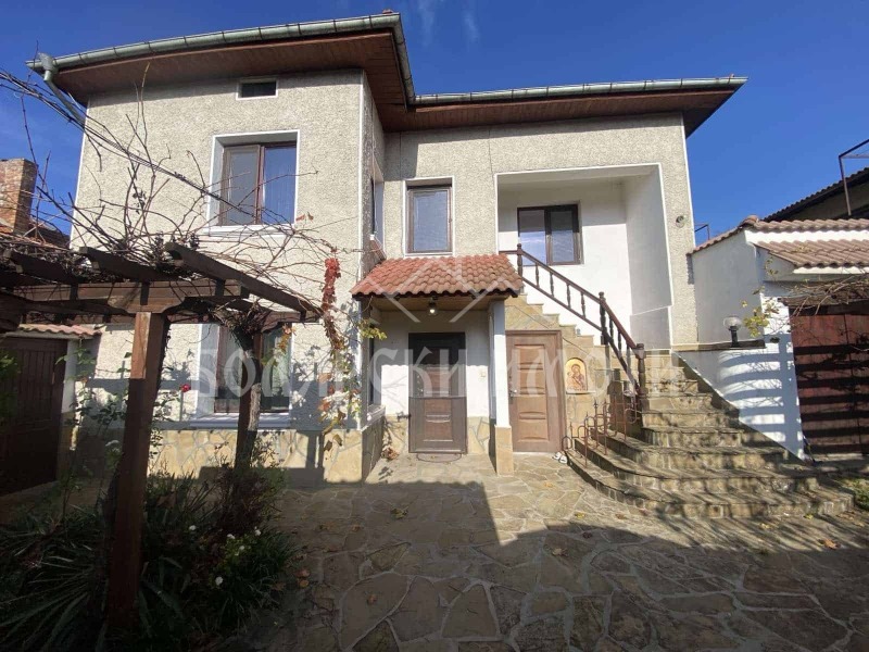 Продава КЪЩА, гр. Дебелец, област Велико Търново, снимка 2 - Къщи - 52703233