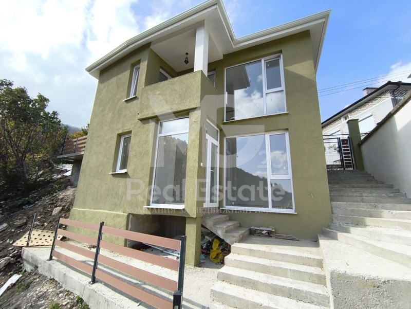 Продава КЪЩА, област Пловдив, с. Руен • 175000 € / 342270.25 лв. • 70592592 1