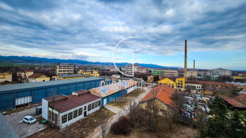 In vendita  Edificio industriale Sofia , Svetovrachene , 12000 mq | 83532323