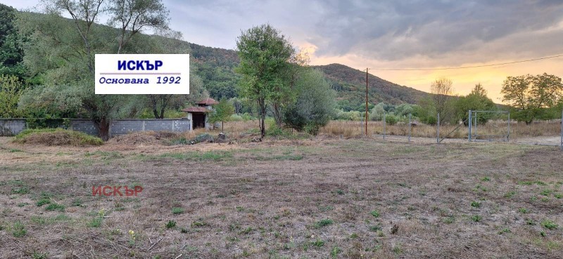 Продава ПАРЦЕЛ в област София, с. Макоцево - 700 кв.м / 46 900 € » 91 728.43 лв., ИСКЪР