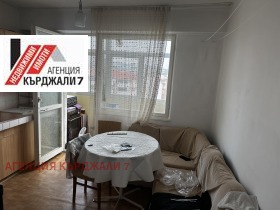 1 chambre Vazrojdentsi, Kardjali 1