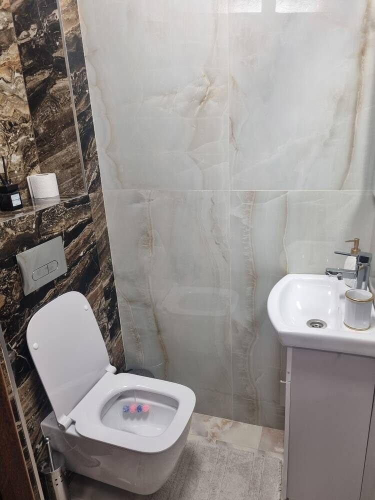 Продава МНОГОСТАЕН, гр. Бургас, Център, снимка 3 - Апартаменти - 52247823