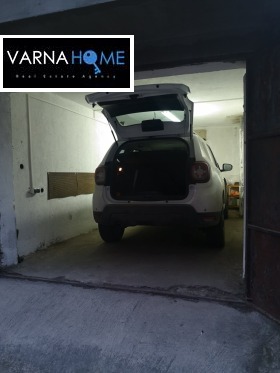 Garage Kolhozen pazar, Varna 1