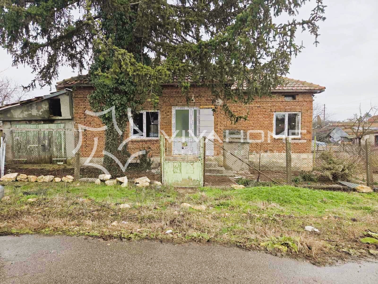 Продава КЪЩА, с. Карапелит, област Добрич