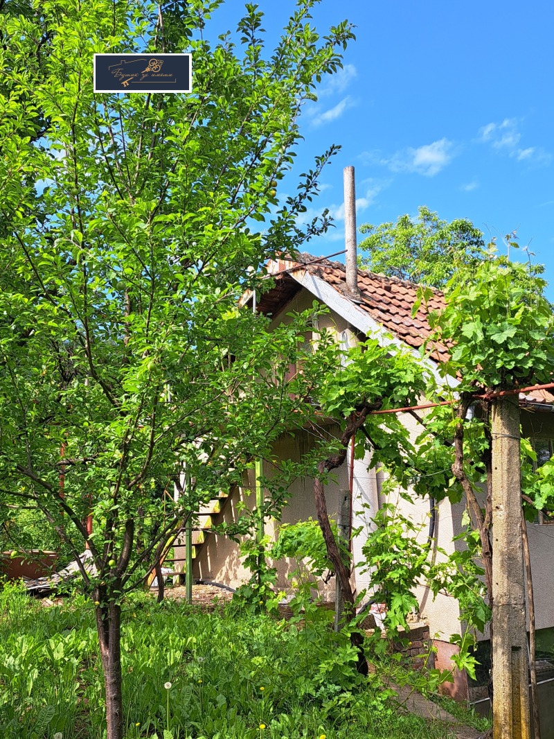 Продава  Вила, град Русе, в.з. 9-ти километър • 15 000 EUR • ID 79503394 — holmes.bg - [1] 