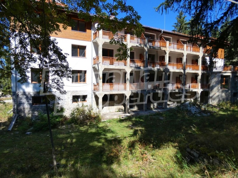 Продава ХОТЕЛ, с. Говедарци, област София област