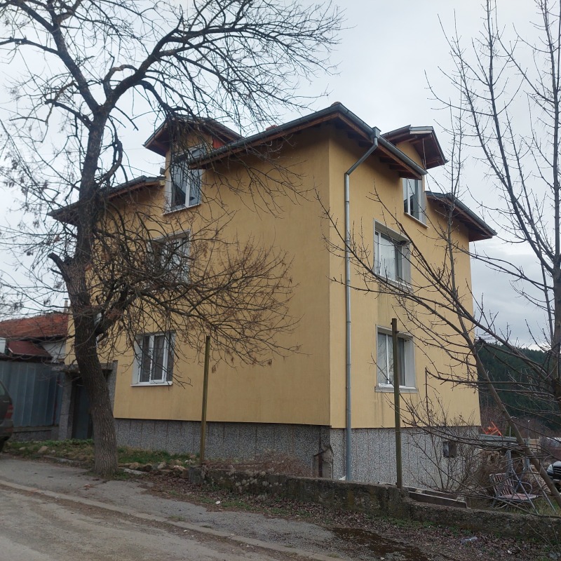 Продава САМОСТОЯТЕЛНА СГРАДА в област Перник, гр. Брезник - 360 кв.м / 190 000 € » 371 607.70 лв., БКС БРЕЗНИК