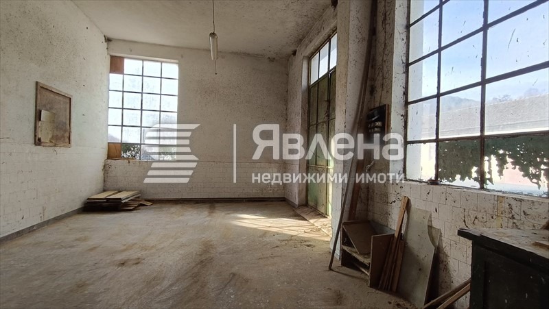 Продава ПРОМ. ПОМЕЩЕНИЕ, гр. Етрополе, област София област, снимка 9 - Производствени сгради - 55533232