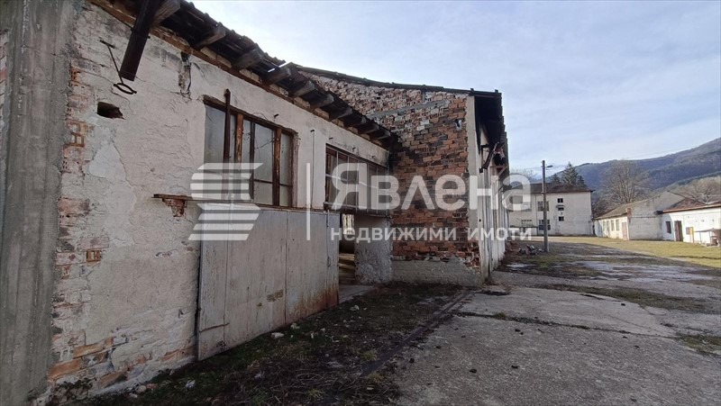 Продава ПРОМ. ПОМЕЩЕНИЕ, гр. Етрополе, област София област, снимка 5 - Производствени сгради - 55533232