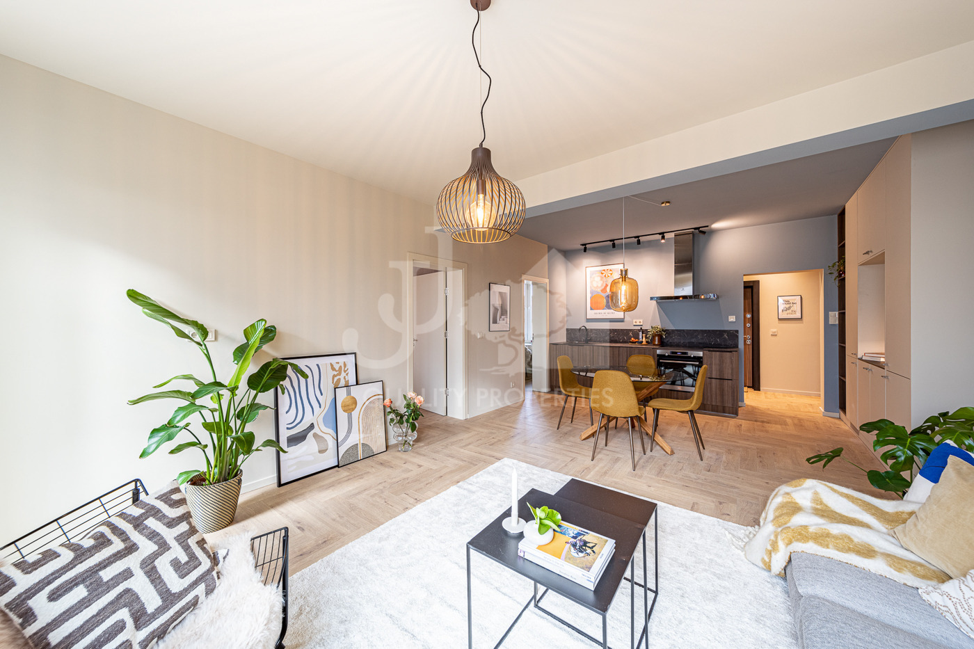 Продава 3-СТАЕН, гр. София, Център, снимка 2 - Апартаменти - 50307327