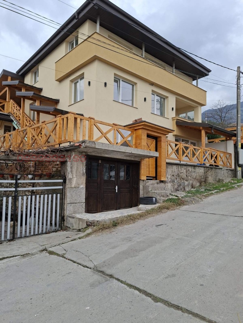 Продава КЪЩА в област Пловдив, гр. Сопот - 620 кв.м / При запитване