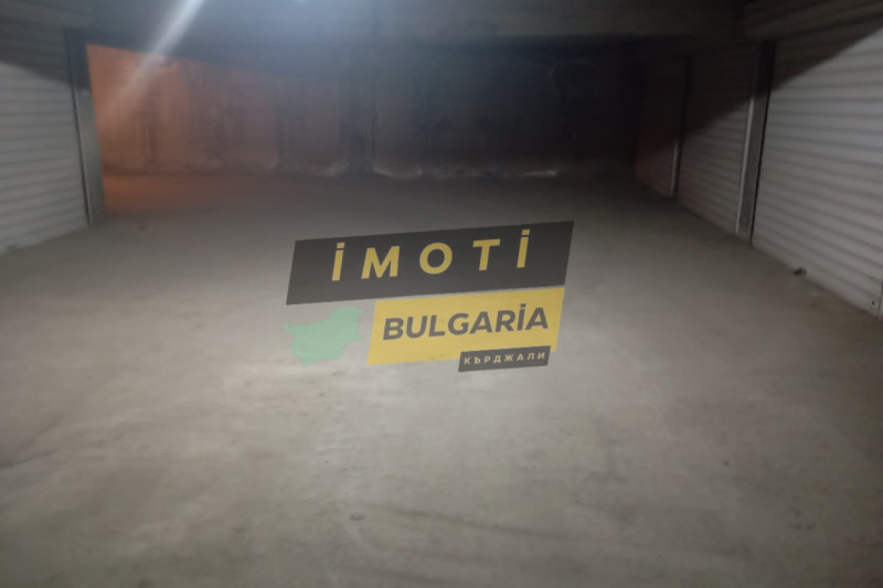 Продава ГАРАЖ, ПАРКОМЯСТО, гр. Кърджали, Център, снимка 4 - Гаражи и паркоместа - 53324429