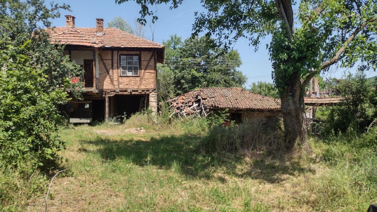 Продава КЪЩА, с. Радотина, област София област