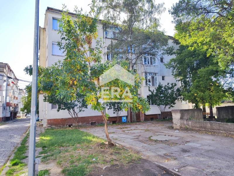 Продава 3-СТАЕН, гр. Ямбол, Генерал Заимов, снимка 2 - Aпартаменти - 47428160