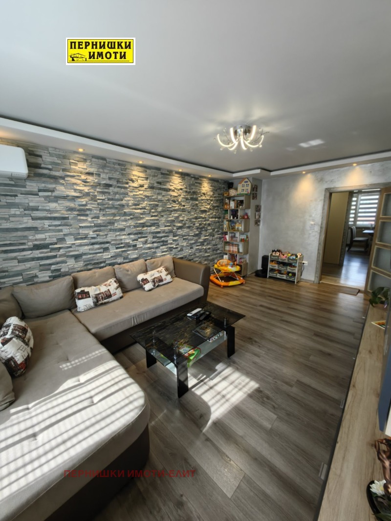 Продава  3-стаен град Перник , Изток , 80 кв.м | 72109238 - изображение [2]