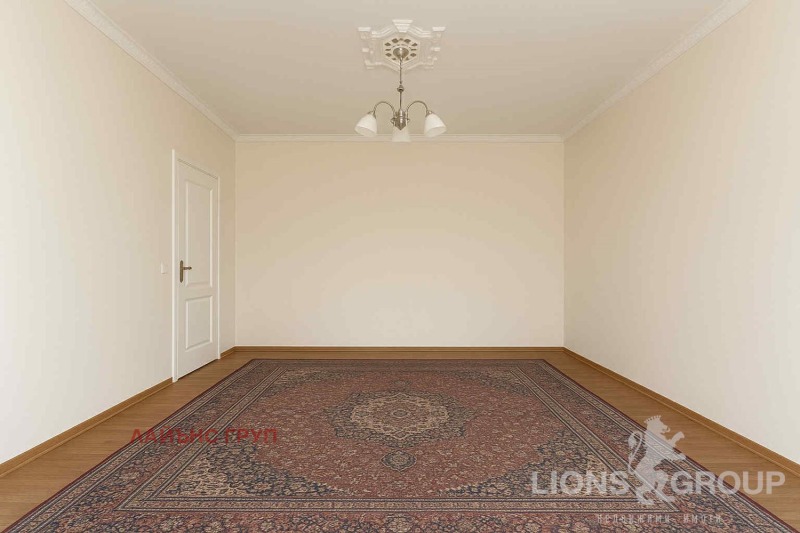 Продава 2-СТАЕН, град Варна, Център • 180000 € / 352049.40 лв. • 49175740 1