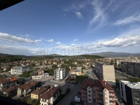 2-стаен град Перник, Изток