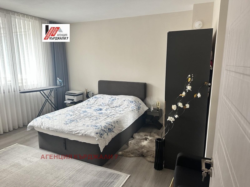 Продава 2-СТАЕН, гр. Кърджали, Център, снимка 2 - Апартаменти - 53227086