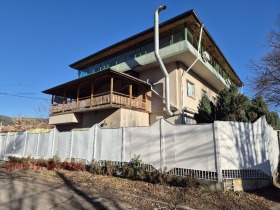 Huis Iztok, Pernik 1