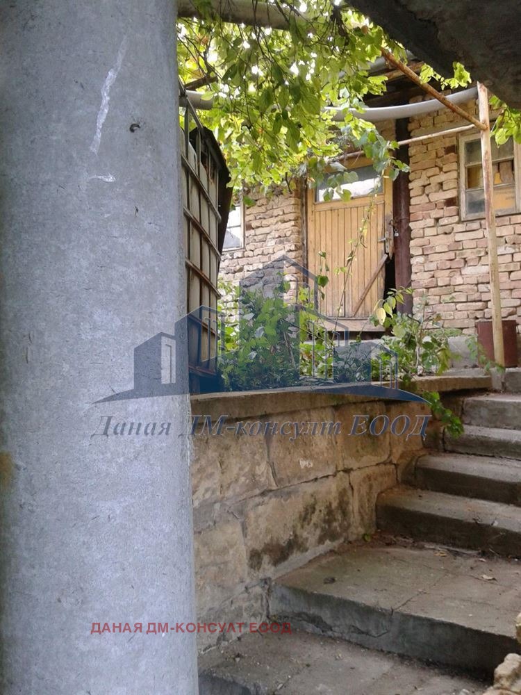 Продава ВИЛА, гр. Шумен, м-т Под Манастира, снимка 2 - Вили - 53158305