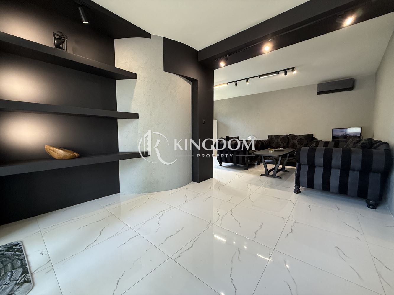Продава КЪЩА, гр. София, Център, снимка 2 - Къщи - 56001749
