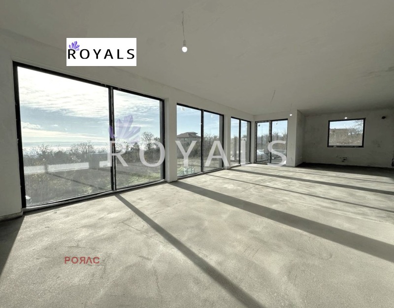 Продава КЪЩА в град Варна, Изгрев - 250 кв.м / 467 000 € » 913 372.61 лв., РОЯЛС
