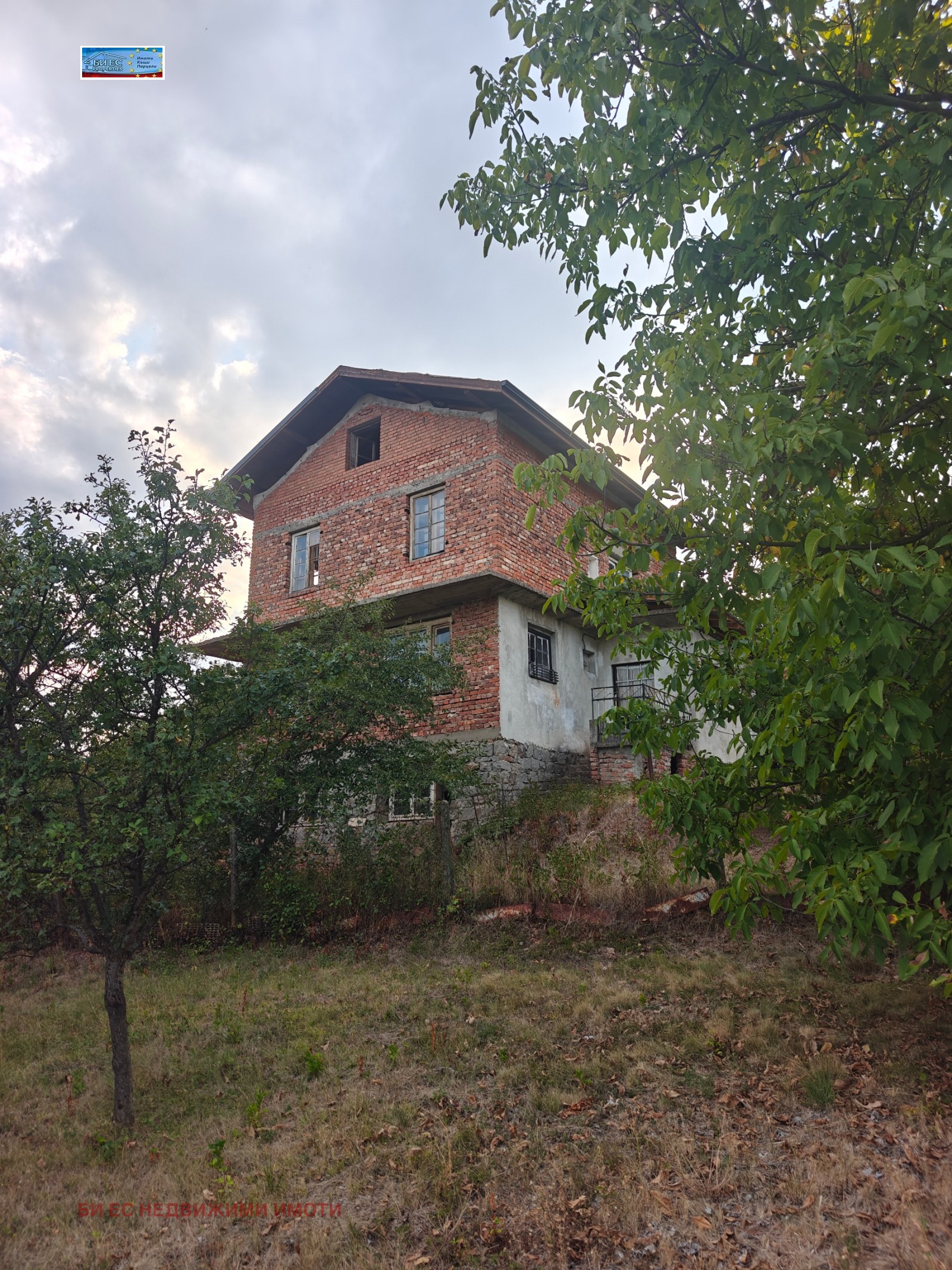 Продава КЪЩА, с. Лобош, област Перник