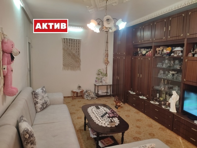 Продава  2-стаен град Търговище , Запад 3 , 60 кв.м | 45905960 - изображение [2]