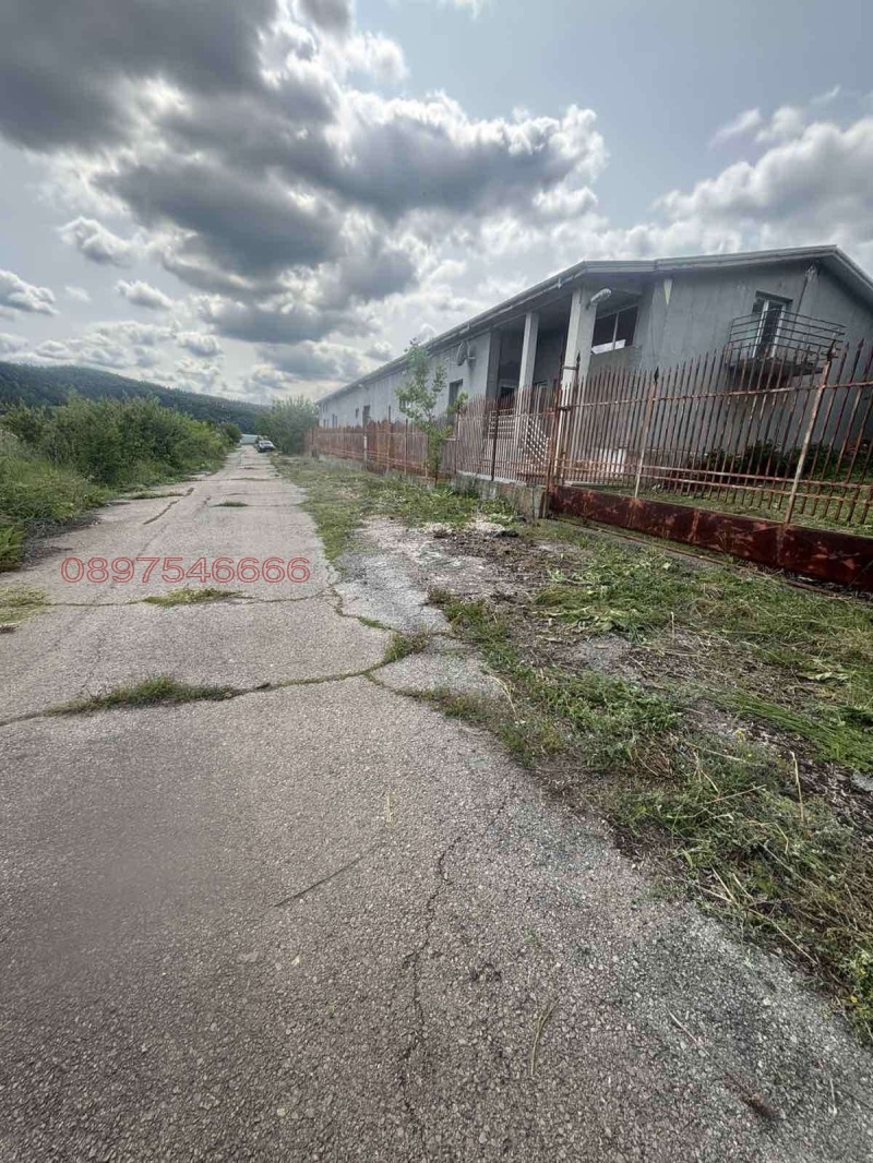 Продава ПРОМ. ПОМЕЩЕНИЕ, гр. Брезник, област Перник