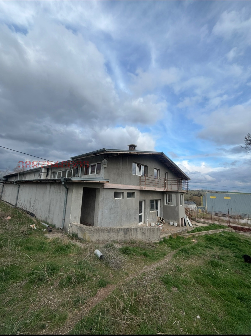 Продава ПРОМ. ПОМЕЩЕНИЕ, гр. Брезник, област Перник, снимка 8 - Производствени сгради - 52658447