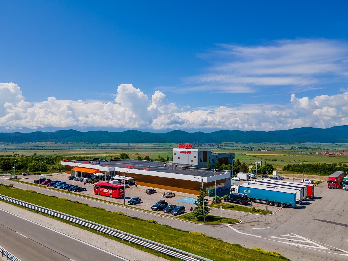 Продава ХОТЕЛ, гр. Ихтиман, област София област, снимка 2 - Хотели - 56302571