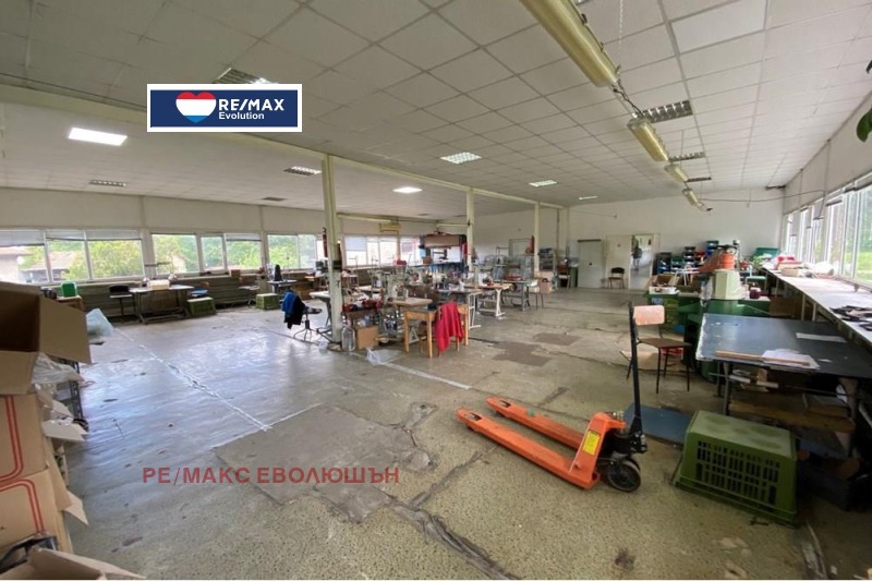 Продава  Пром. помещение област Разград , с. Езерче , 8000 кв.м | 18902430 - изображение [9]