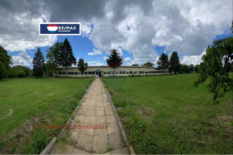 Продава  Пром. помещение област Разград , с. Езерче , 8000 кв.м | 18902430