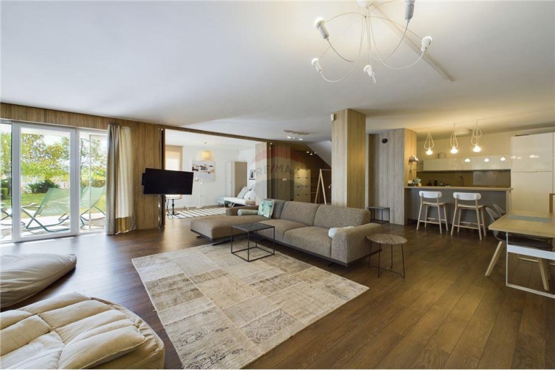 Продава 4-СТАЕН в град Варна, Бриз - 216 кв.м / 369 999 € » 723 655.14 лв., РЕМАКС АКТИВ