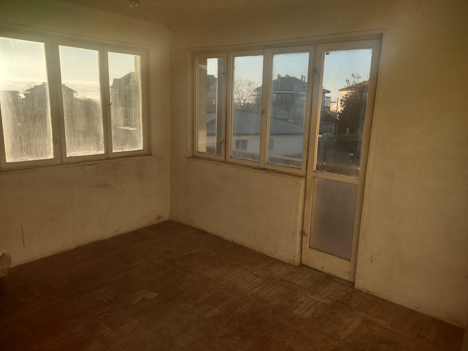 Продава ЕТАЖ ОТ КЪЩА, гр. Варна, Галата, снимка 2 - Етаж от къща - 54329333