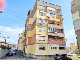 2 makuuhuonetta Iztok, Pernik 1