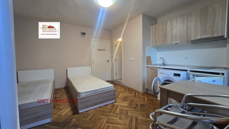 Продава АТЕЛИЕ, ТАВАН, гр. Бургас, Център, снимка 2 - Апартаменти - 52378894