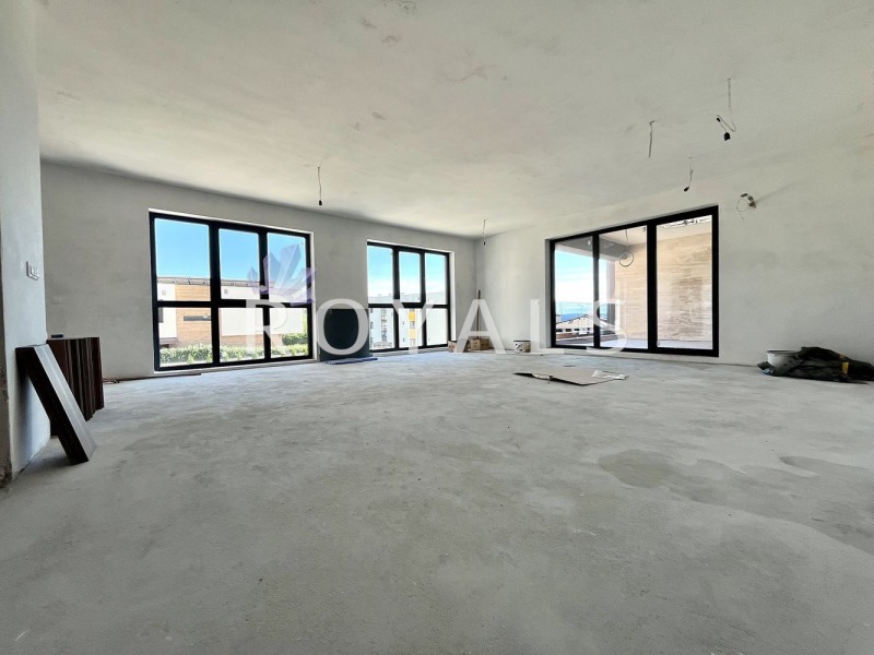 Продава 3-СТАЕН в град Варна, Бриз - 155 кв.м / 379 990 € » 743 195.84 лв., РОЯЛС