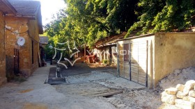 3-стаен град Варна, Погреби